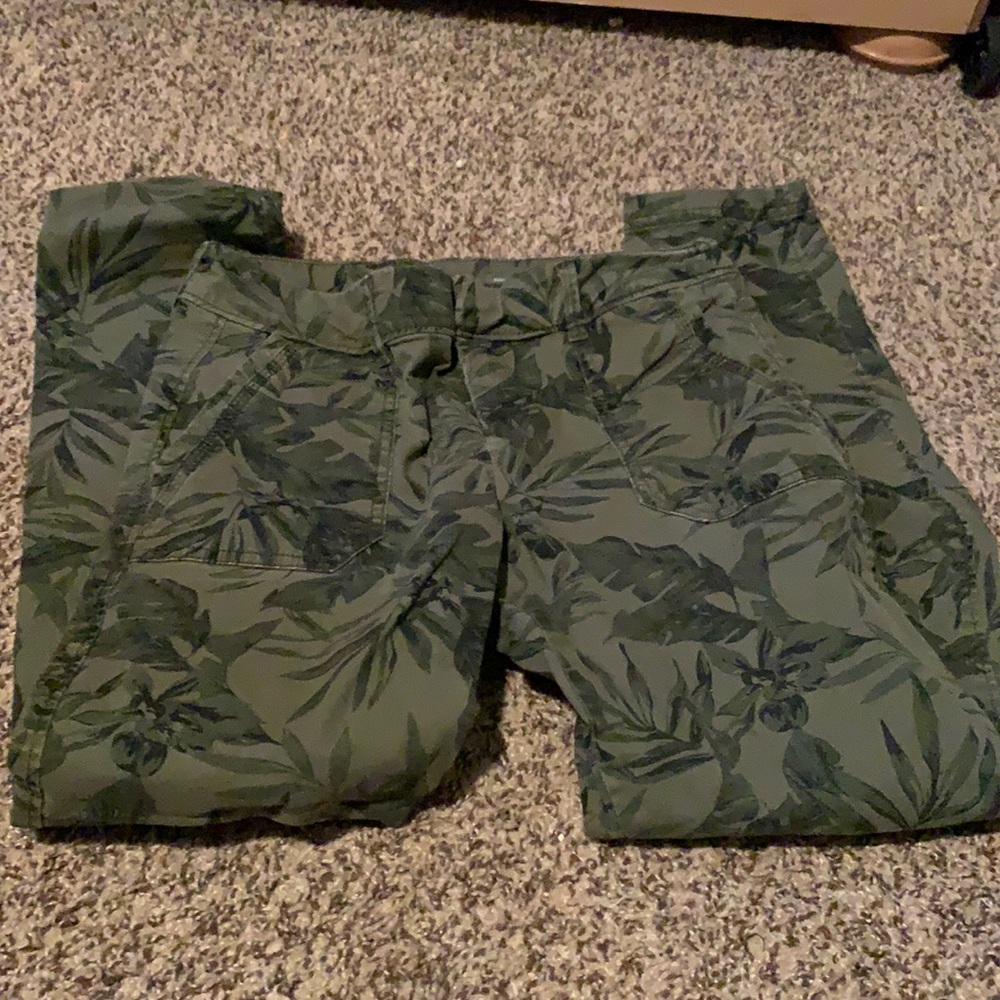 Leaf patterned US women’s pants